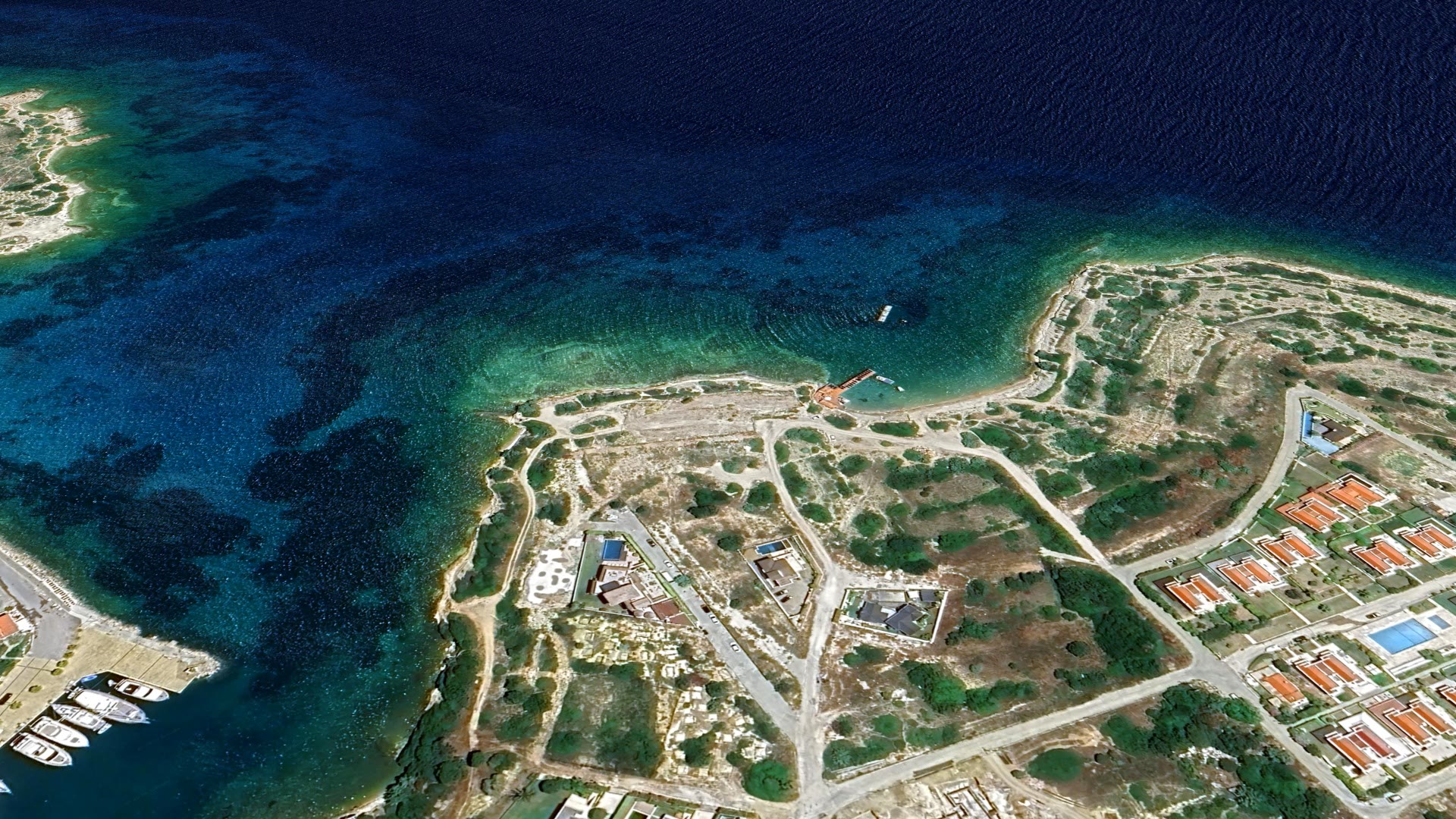 Çeşme Dalyan'da, resmi sınırı çizilmiş bir parselin üstünde süzülen konum pini